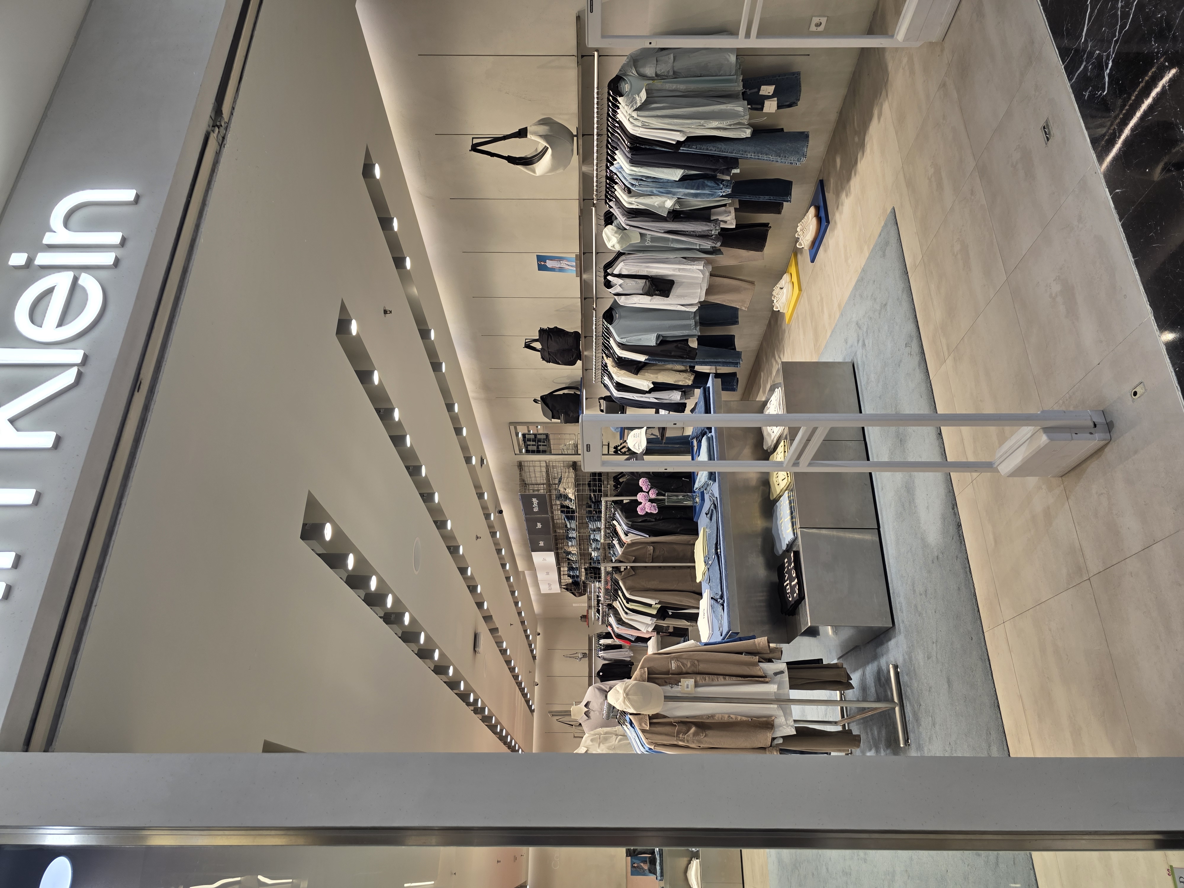 Retail lighting solution with track lights, downlights and wall washers for fashion stores, shopping malls and commercial projects